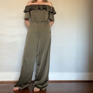 NWOT Off the shoulder jumpsuit